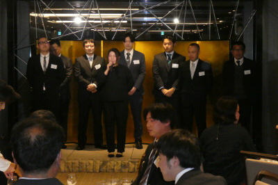 前に出て挨拶する様子