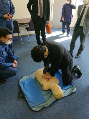 心臓マッサージ訓練の様子