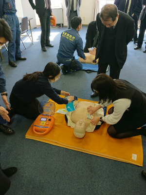 AEDを使用した心肺蘇生訓練の様子