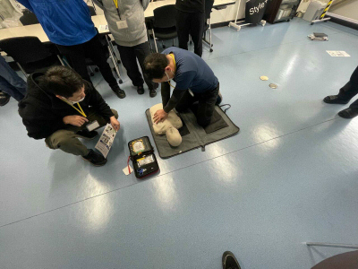 つくば工場での心臓マッサージ訓練の様子