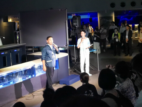 お話をする館長