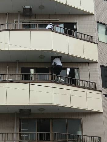 ベランダからの避難訓練の様子