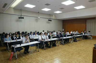 長机を並べて着席している様子