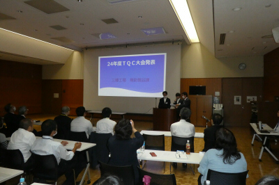 プロジェクターを使用して発表している様子