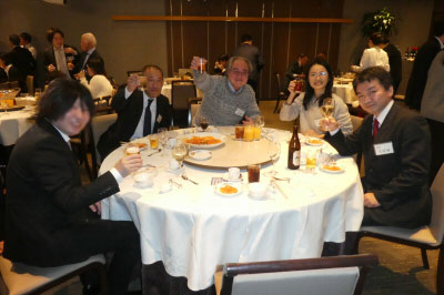 笑顔で写真に写る出席者