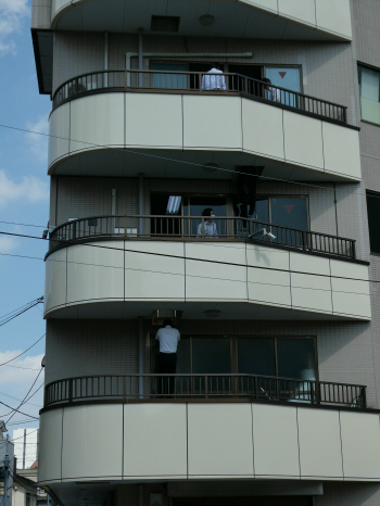 各ベランダに人が立っている様子