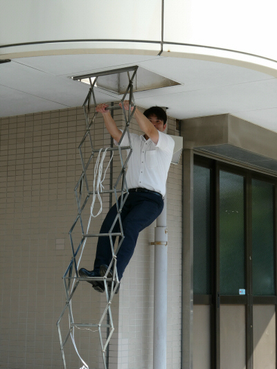 ベランダから非常用はしごを使って降りてくる人