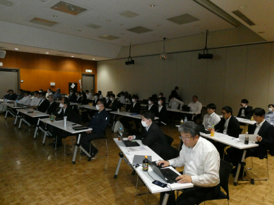 長机を並べて着席している会場の様子